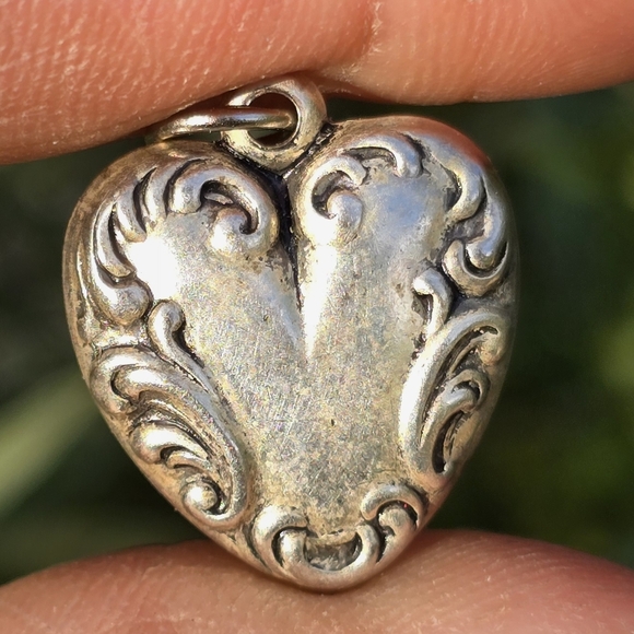Vintage Victorian revival silver repousse scrollwork puffy heart pendant - Picture 4 of 16